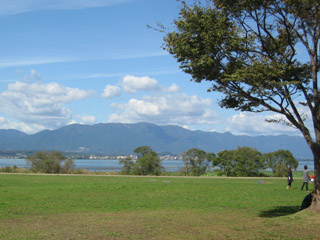 滋賀県立琵琶湖博物館前の広場から琵琶湖を眺める